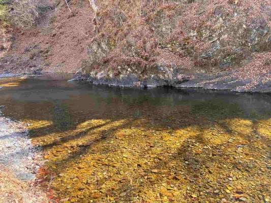 対岸の岩付近の深みを狙うとチェイスあり！ &copy;釣りビジョン