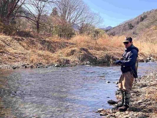 右岸際の深みへと確実なキャストでイワナ連発の友人。 &copy;釣りビジョン