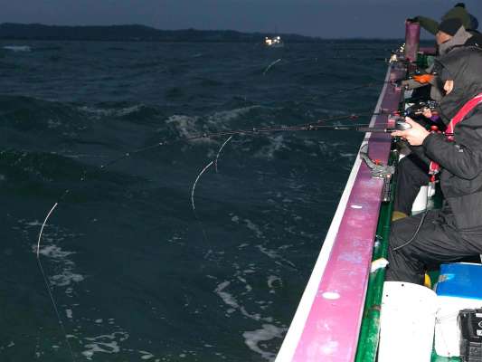 航程約20分・5時半スタート。 &copy;釣りビジョン