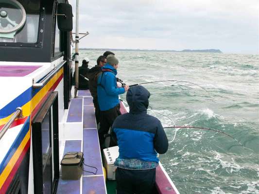 右舷側でもヒット。 &copy;釣りビジョン