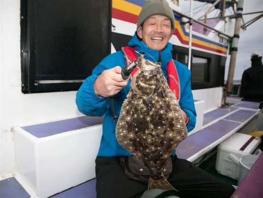 ヒラメを上げて嬉しそう。 &copy;釣りビジョン