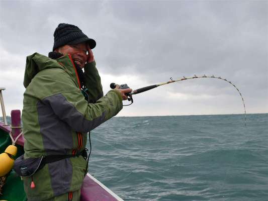 記者にもヒットしたが…。あと少しでハリス切れ。悔しい。 &copy;釣りビジョン