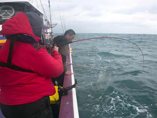 沖上がり直前にヒット。 &copy;釣りビジョン