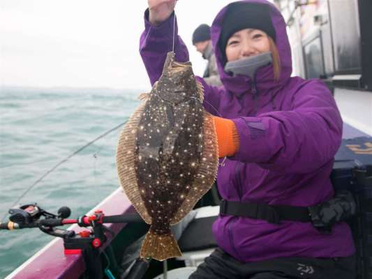 女性アングラーにヒラメヒット。お見事。 &copy;釣りビジョン