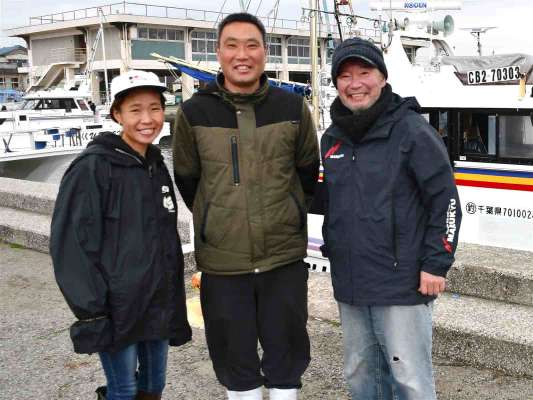山口健船長と奥様。ありがとうございました。 &copy;釣りビジョン