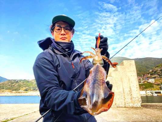 無事キャッチ。食べごろのサイズです。「OK来たよ！」と言っている余裕はありませんでした（笑）。 &copy;釣りビジョン