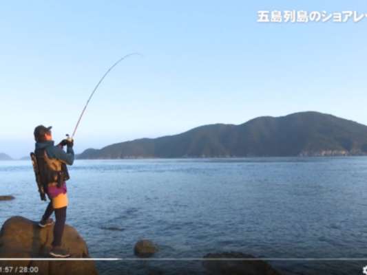 ヒット！マダイ特有の叩くような引きを楽しむ。