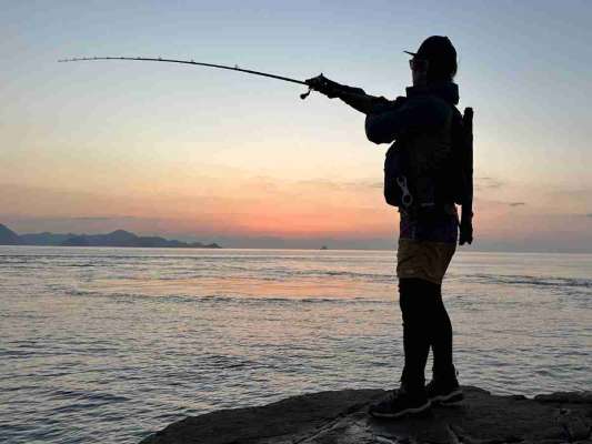 五島列島の福江島から渡船で小さな島へ。マダイを狙ったロックショアゲームを展開した。