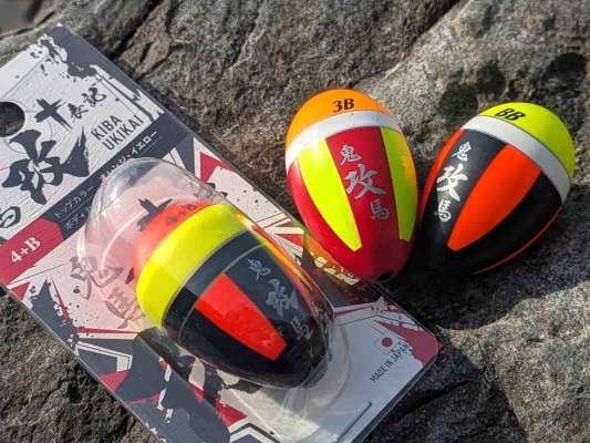 従来の鬼馬ウキ〝攻〟と、鬼馬ウキ〝改〟（左）。 &copy;釣りビジョン