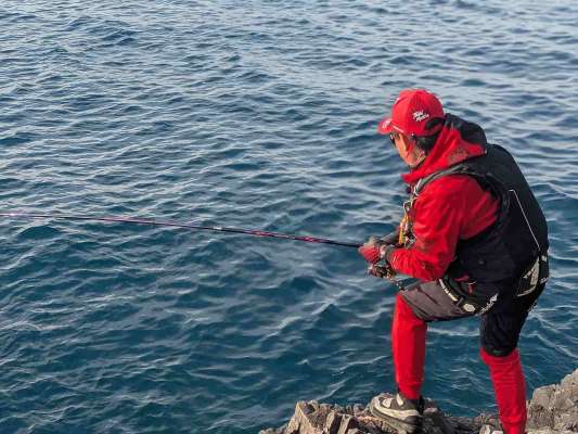珍しく集中しているシロモッチ。今回はオナガを釣りたい！ &copy;釣りビジョン