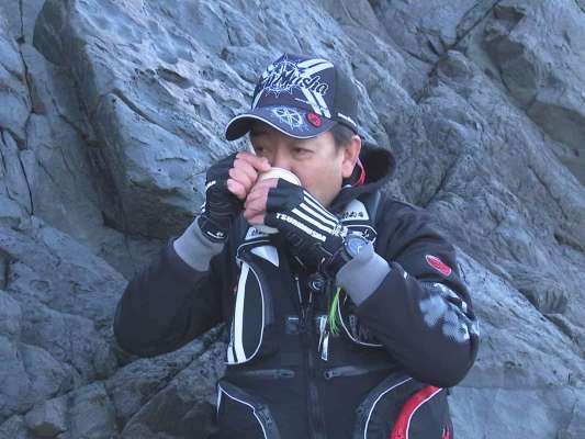 最近ハマっている梅こぶ茶で一息。あったまります！ &copy;釣りビジョン