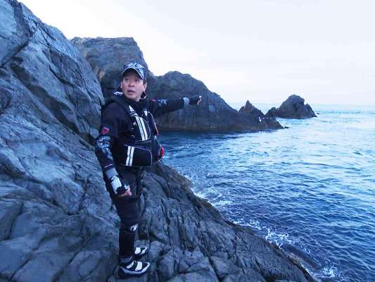 2日目は「コケのセトウチ」。「そこがノコギリや！」と説明中。 &copy;釣りビジョン