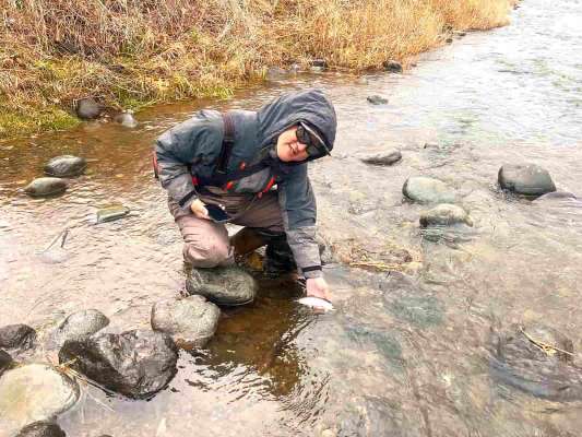 早速相方ヒット！ダウンで仕留めたヤマメに笑顔。 &copy;釣りビジョン