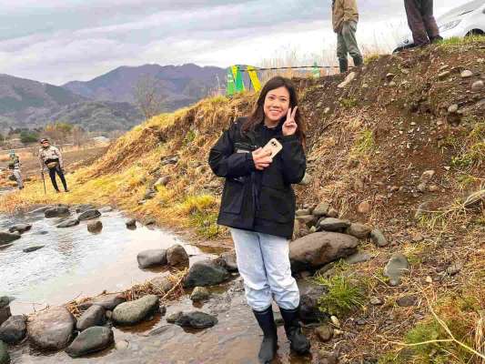 毎日SNSで川の状況を発信してくれている戸倉屋さんのマドンナも河原に遊びに来てくれた。 &copy;釣りビジョン