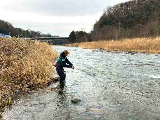 時間が経つと流れの中でのヒットが増えた。ダートのミノーで反応復活！ &copy;釣りビジョン