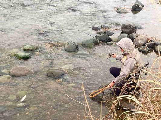 足繁く中津川に通っていると言う釣り人はスプーンでスレた魚を見事キャッチ！ &copy;釣りビジョン