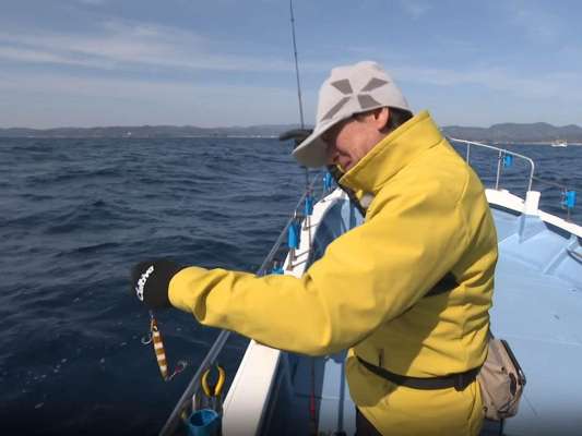 タイミングはバッチリ。魚探に反応あり。水温も上がり、皆がメジナの顔を期待するが、「こんなにやっているのに掛からない」と首をかしげる村田。最後まで船長オススメの赤キンゼブラカラーで挑む。 &copy;釣りビジョン