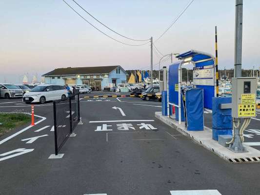 松輪江奈港入り口、駐車場は広いコインパーキングになっている。 &copy;釣りビジョン