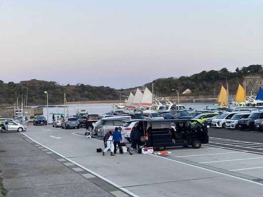 ゲートを入りすぐ左折、突き当たり右折、岩壁沿いに駐車した。 &copy;釣りビジョン