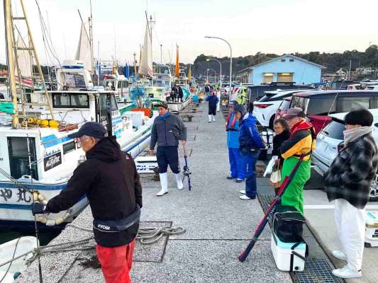 集合場所で乗船名簿記入、予約順に席選び、オキアミ・氷を注文。 &copy;釣りビジョン