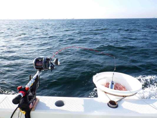 標準的な道具立て。竿掛けは船の進行方向前にセットする。 &copy;釣りビジョン