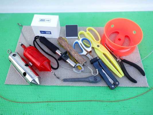 あると便利な、糸巻き、マグネット、ゴミ箱、ハリ外しなど。 &copy;釣りビジョン