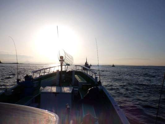 朝日に向かって出船。 &copy;釣りビジョン
