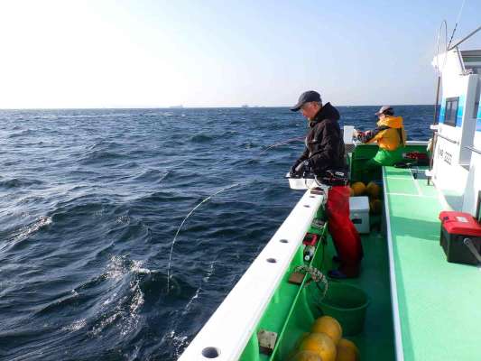 ミチイトの1mマークを数えながら仕掛けを沈める。 &copy;釣りビジョン