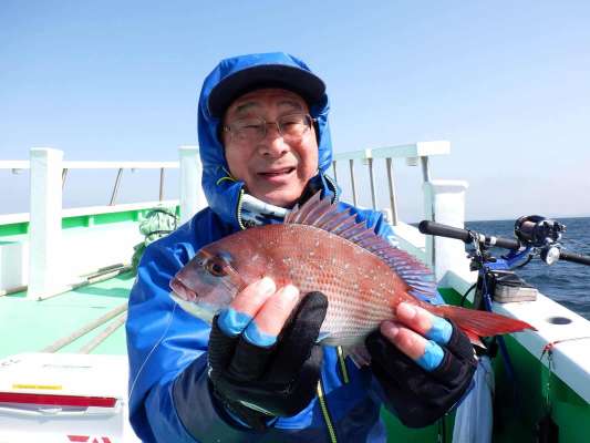 久里浜沖で船中1匹目のマダイ！ &copy;釣りビジョン