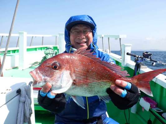 右舷ミヨシ（船首）、先程の船中1匹目の釣り人に2匹目！ &copy;釣りビジョン