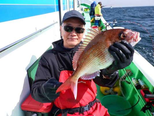 船中2匹目のマダイは少しサイズアップ！ &copy;釣りビジョン