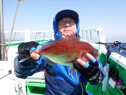 右舷ミヨシ3匹目のマダイをゲットで、「ドヤッ！」 &copy;釣りビジョン