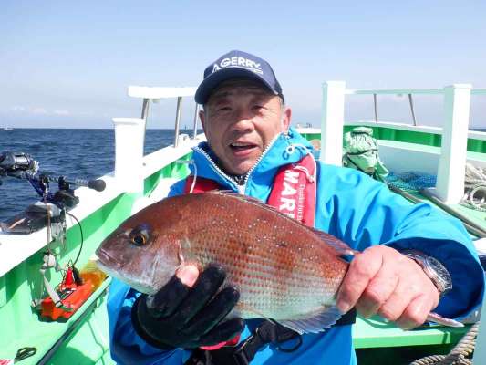 今度は左舷ミヨシがゲット！前半は潮が前へと流れた。 &copy;釣りビジョン