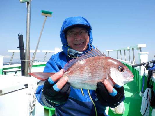 右舷ミヨシで5匹目！笑いが止まりません！ &copy;釣りビジョン