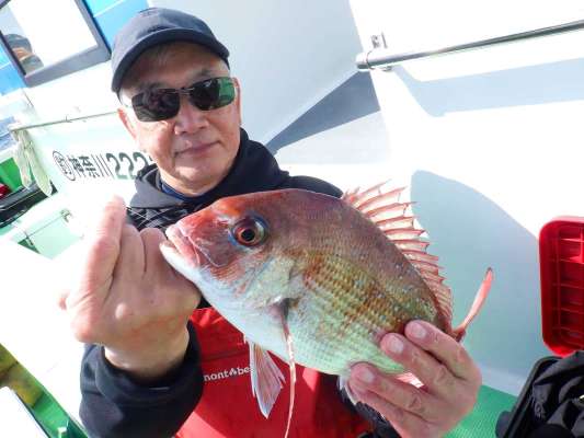 右舷トモ（船尾）2番の釣り人に2匹目のマダイ！ &copy;釣りビジョン