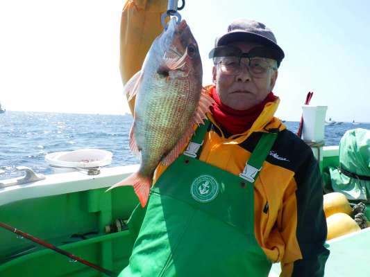 中盤、潮が変わると右舷大ドモの人もマダイをゲット！ &copy;釣りビジョン