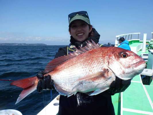 左舷胴の間（真ん中）の女性アングラーが良型マダイをゲット！ &copy;釣りビジョン