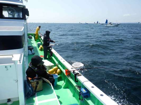 海は穏やかで良い感じ、そろそろ左舷側でも何かありそう！？ &copy;釣りビジョン