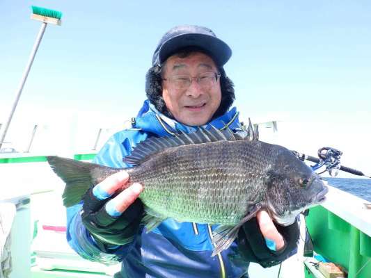 「マダイ6匹目！？と思ったらクロダイでした」 &copy;釣りビジョン