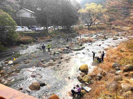駐車した細尾沢橋周辺は満員御礼！解禁祭りだ～。 &copy;釣りビジョン