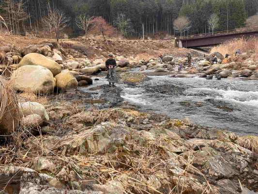 右岸側に周りダウンで大きなトゥイッチで好反応！ &copy;釣りビジョン