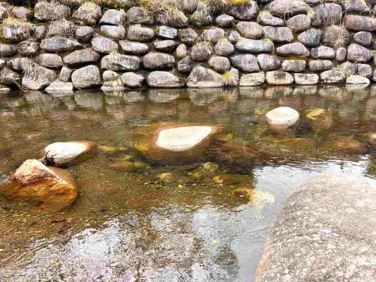 上流では大石の詰まったポイントでヤマメの気配。 &copy;釣りビジョン