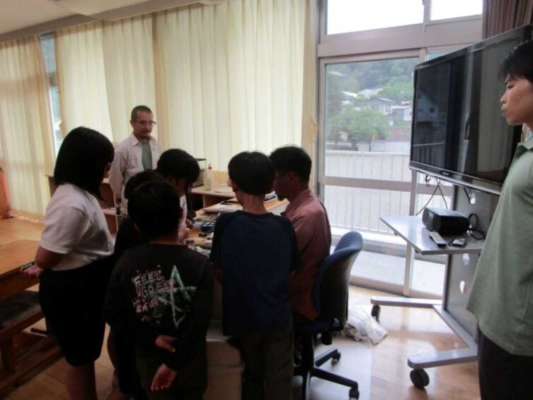 上野村立上野小学校5年生の座学の様子。