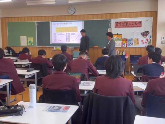 名古屋経済大学市邨高等学校のゼミでの座学。