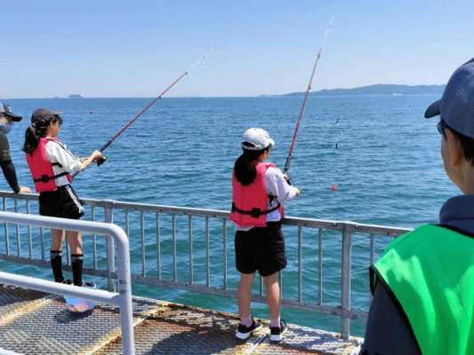 福岡市立北崎小学校の4・5年生は福岡市の海釣り公園にて。