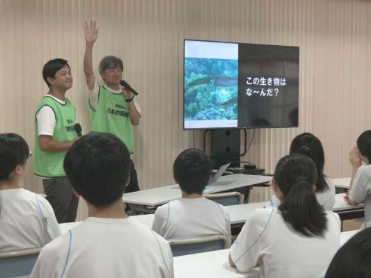 新潟市立新潟柳都中学校3年の座学の様子。