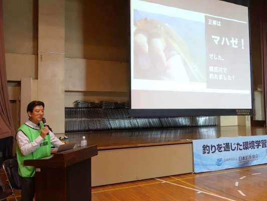 台東区立浅草小学校4年生の座学。講師は日本釣釣振会の常見会長。