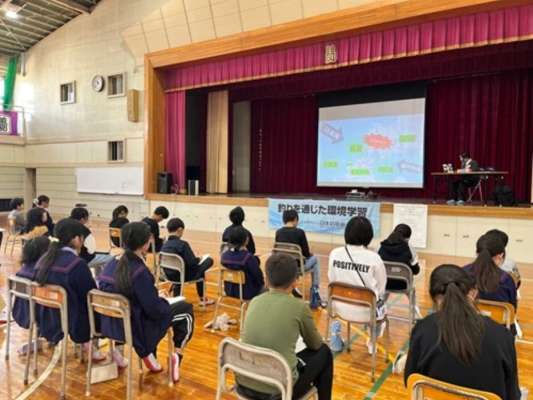 山口市立養治小学校5・6年生の座学の様子。