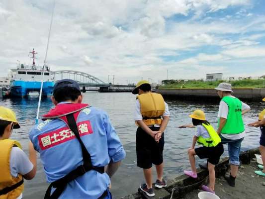 横浜市立幸ケ谷小学校4年生は潮騒の渚にて。