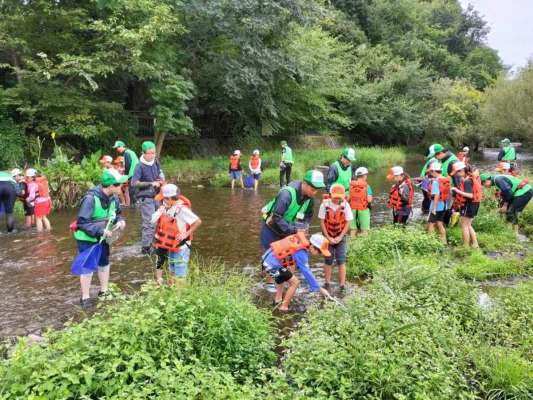 東久留米市立本村小学校3年生は落合川にて。
